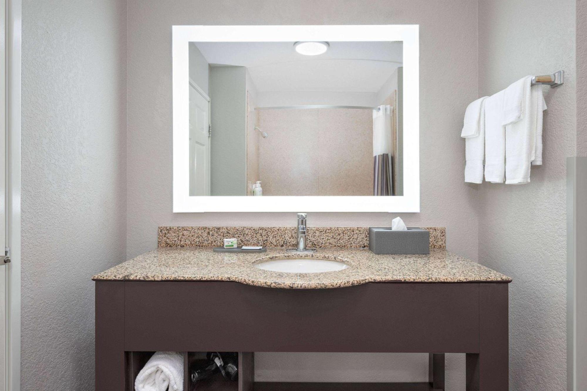 La Quinta By Wyndham Alvarado Extérieur photo