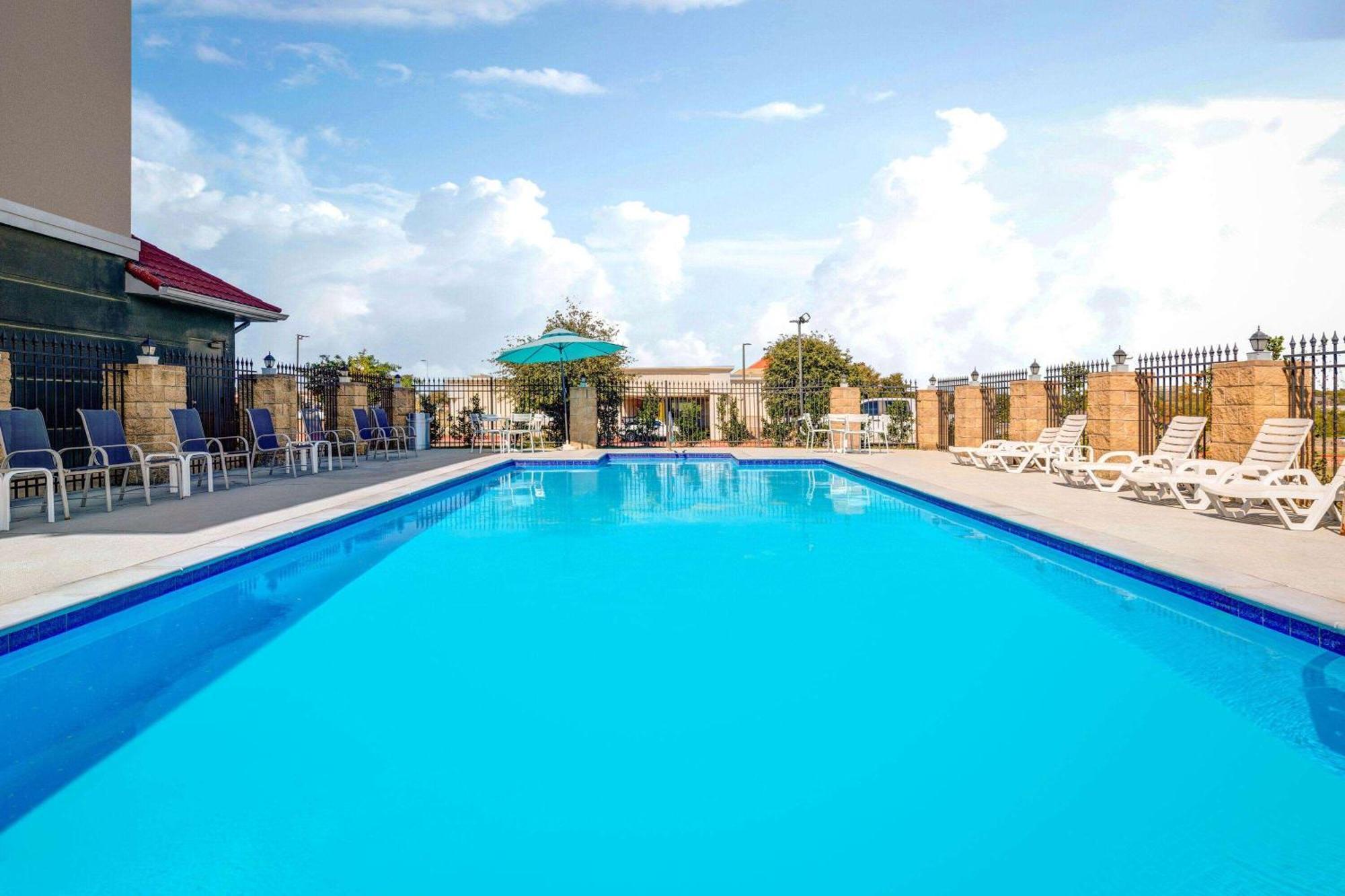 La Quinta By Wyndham Alvarado Extérieur photo